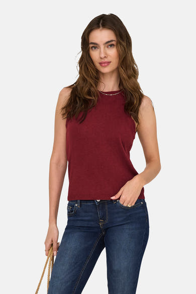 Top sans manches bordeaux de ONLY®, porté avec un jean bleu et un collier délicat.