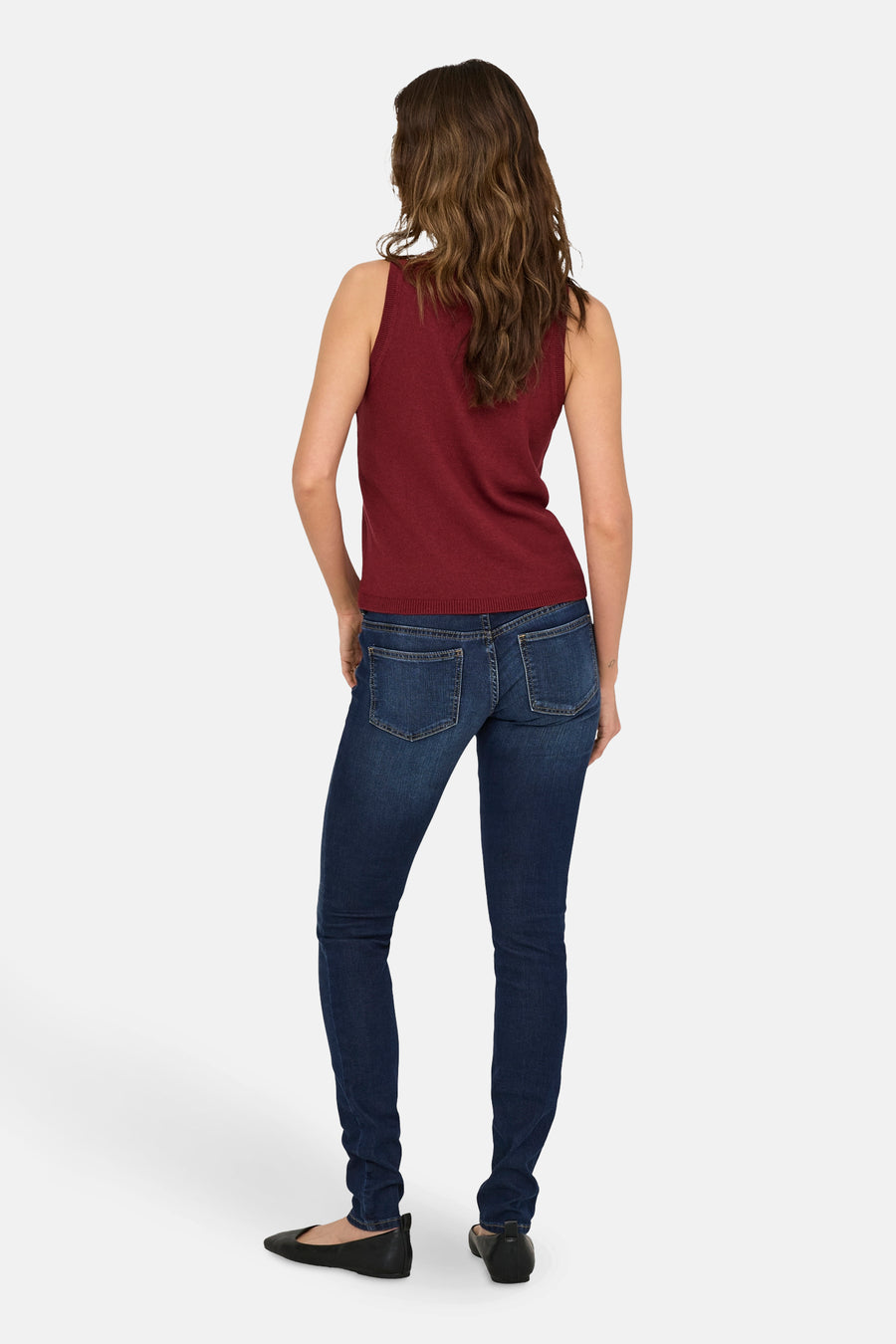 Top bordeaux sans manches par ONLY®, porté avec un jean foncé et des ballerines noires.