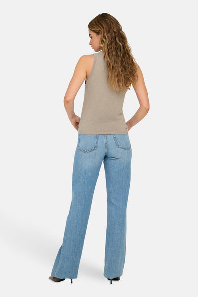 Top sans manches beige de ONLY, porté avec un jean bleu taille haute, vue de dos.