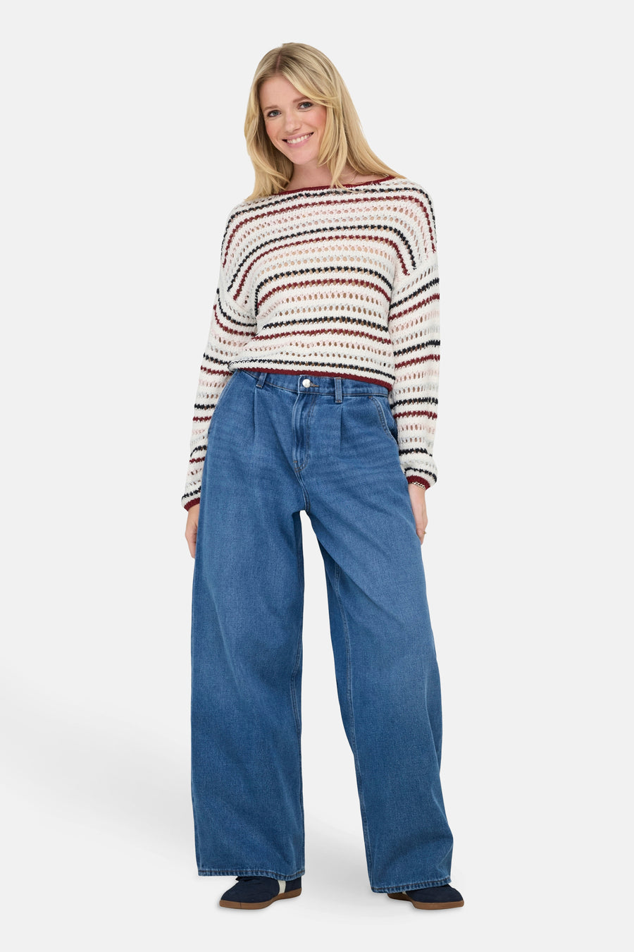 Pull à col rond multicolore de ONLY®, à rayures horizontales, porté avec un jean ample bleu.