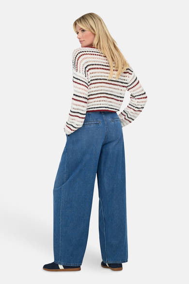 Pull à col rond multicolore de ONLY®, à rayures horizontales, porté avec un jean ample bleu.