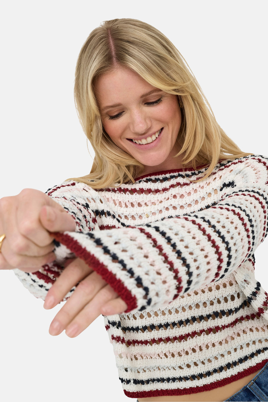 Pull à col rond multicolore de ONLY®, en maille ajourée rayée avec finitions bordeaux.