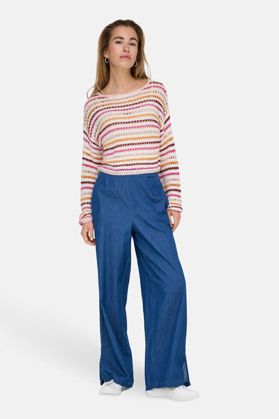 Pull à col rond multicolore de ONLY, à rayures horizontales et porté avec un pantalon ample bleu.