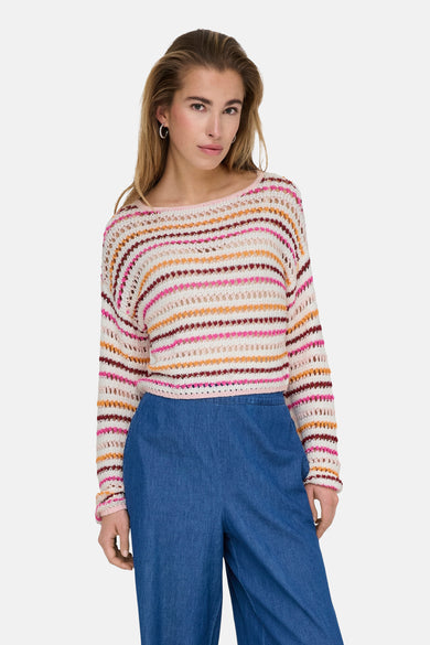 Pull à col rond multicolore de ONLY, à rayures et texture ajourée, porté avec un pantalon bleu.
