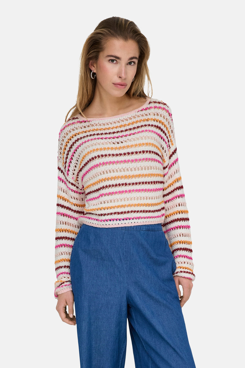 Pull à col rond multicolore de ONLY, à rayures et texture ajourée, porté avec un pantalon bleu.
