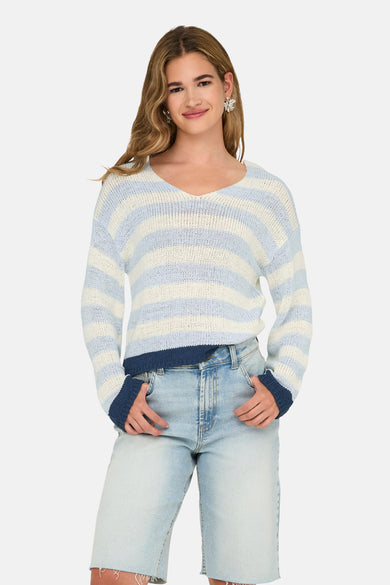 Pull à col en V bleu rayé by ONLY, porté avec un short en jean et des boucles d'oreilles argentées.