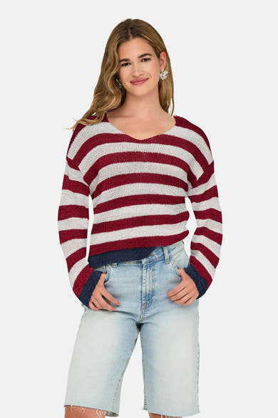 Pull à col en V multicolore de ONLY, à rayures horizontales, porté avec un short en jean délavé et des boucles d'oreilles argentées.
