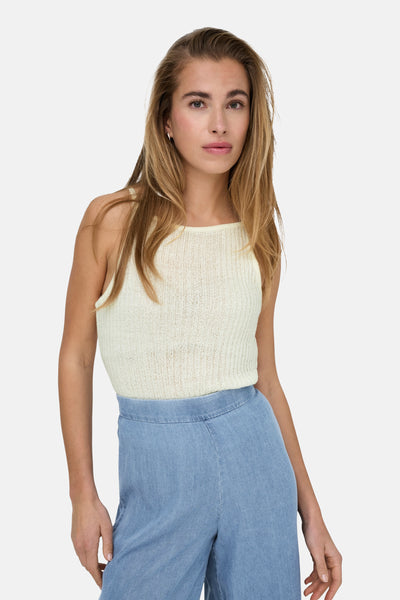 Beige geribde tanktop van ONLY, gedragen met een hoge taille spijkerbroek in het blauw.