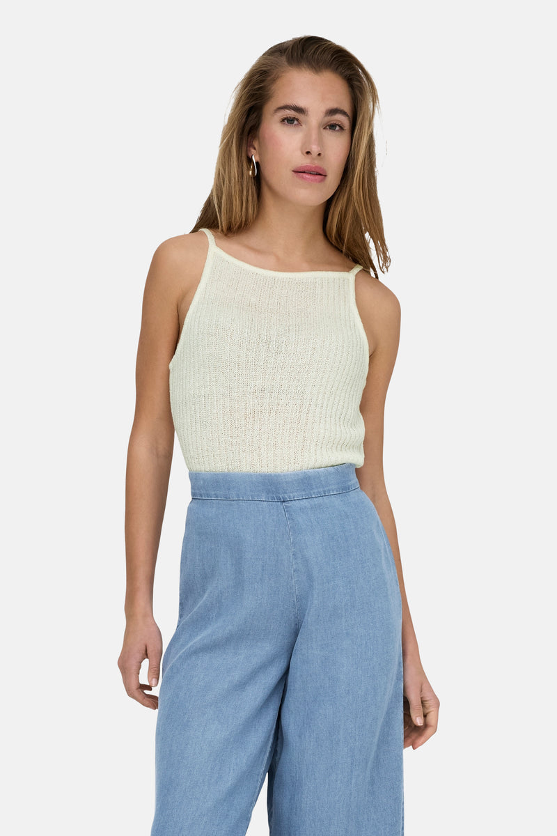 Beige tanktop van ONLY, in fijne brei, gedragen met een wijde blauwe spijkerbroek.