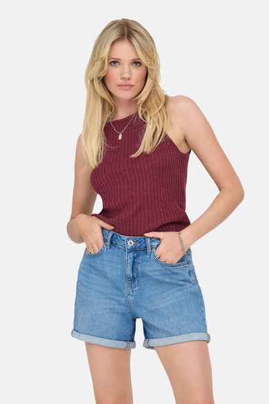 Débardeur rouge côtelé de ONLY, porté avec un short en jean bleu et un collier doré.
