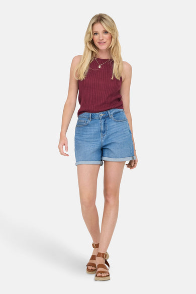 Débardeur rouge en maille côtelée de ONLY, porté avec un short en jean et des sandales à brides.
