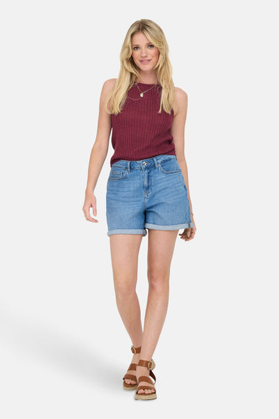 Débardeur rouge en maille côtelée de ONLY, porté avec un short en jean et des sandales à brides.
