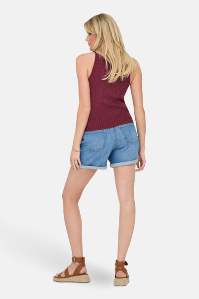 Débardeur rouge côtelé de ONLY, porté avec un short en jean et des sandales compensées.
