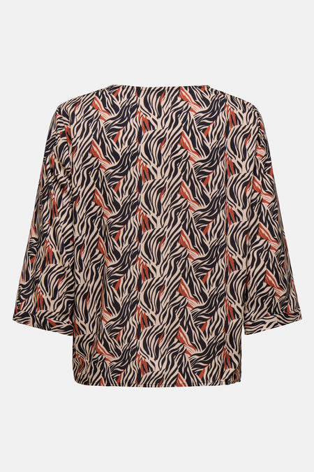 Blouse à manches longues multicolore de JDY, avec un motif zébré noir et rouille sur fond beige.