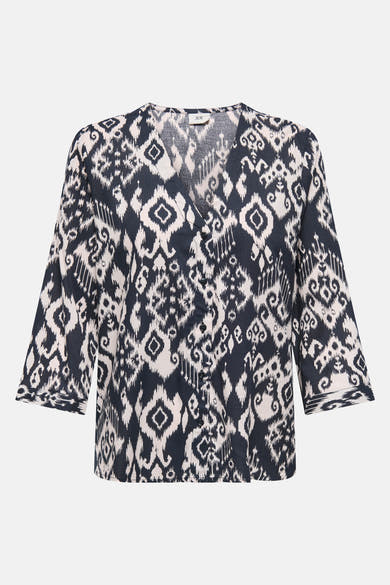Zwarte blouse met lange mouwen van JDY, all-over ikat-patroon op een neutrale achtergrond.