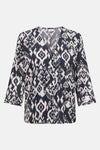 Zwarte blouse met lange mouwen van JDY, all-over ikat-patroon op een neutrale achtergrond.