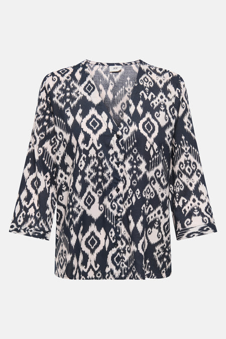 Zwarte blouse met lange mouwen van JDY, all-over ikat-patroon op een neutrale achtergrond.