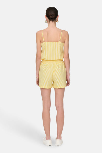 Short jaune rayé de JDY, porté avec un haut assorti et des chaussures blanches.