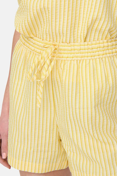 Short jaune à rayures by JDY, avec une ceinture à nouer et une texture gaufrée.
