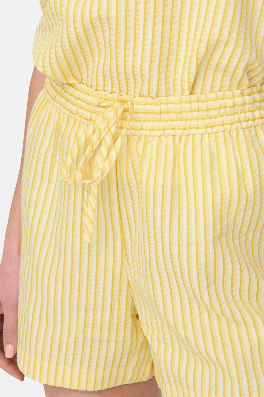 Short jaune à rayures by JDY, avec une ceinture à nouer et une texture gaufrée.

