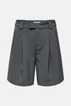 Korte grijze short van ONLY, met elastische tailleband en zichtbare riemlussen, achterzijde.