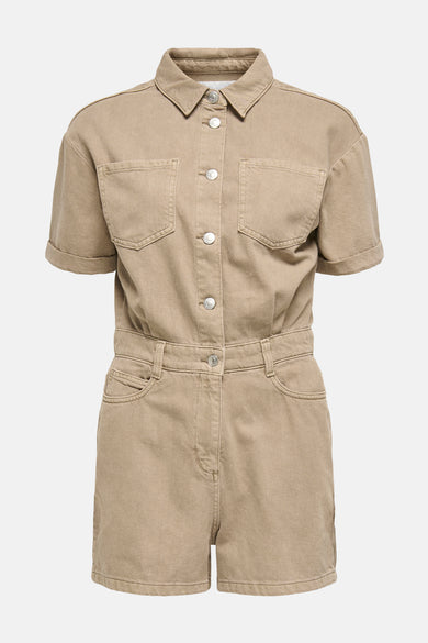 Combi-short beige en denim de ONLY, avec des poches à rabat et une coupe décontractée.