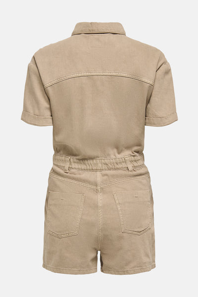 Combi-short beige de ONLY, avec manches courtes et poches arrière, sur fond uni.
