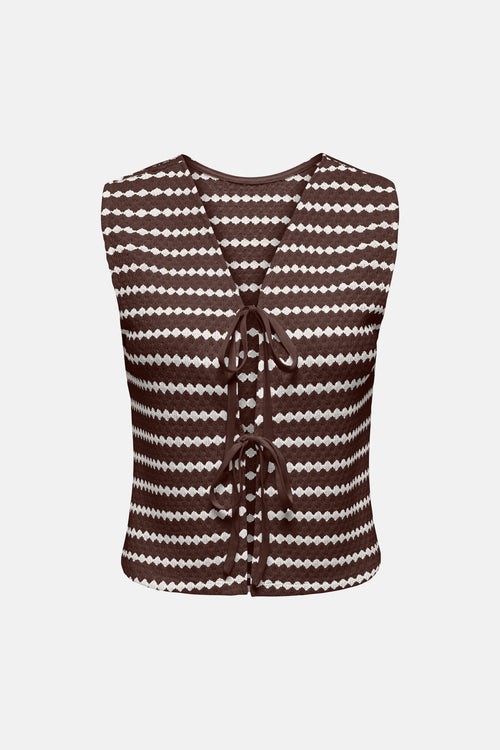 Gilet brun de ONLY® à rayures horizontales blanches ondulées, sans manches et à lacets sur le devant.
