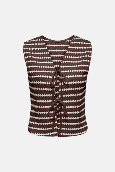 Gilet brun de ONLY® à rayures horizontales blanches ondulées, sans manches et à lacets sur le devant.