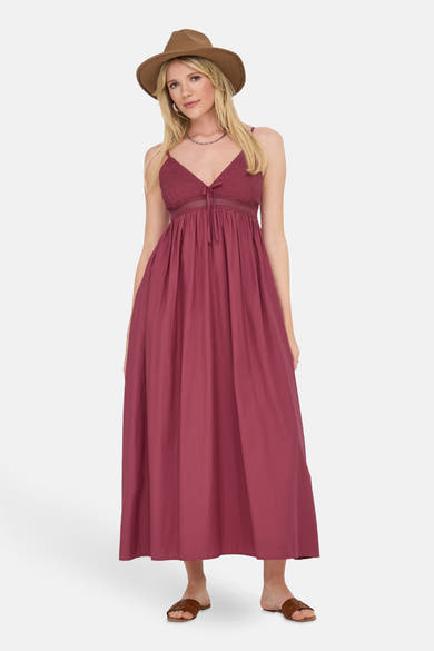 Robe longue rouge de ONLY®, avec bretelles spaghetti, corsage froncé et chapeau marron.
