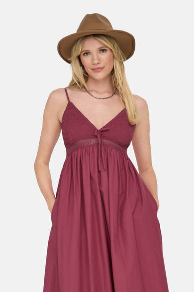 Robe longue rouge ONLY®, à bretelles fines, avec détail smocké sur le buste et poches latérales.