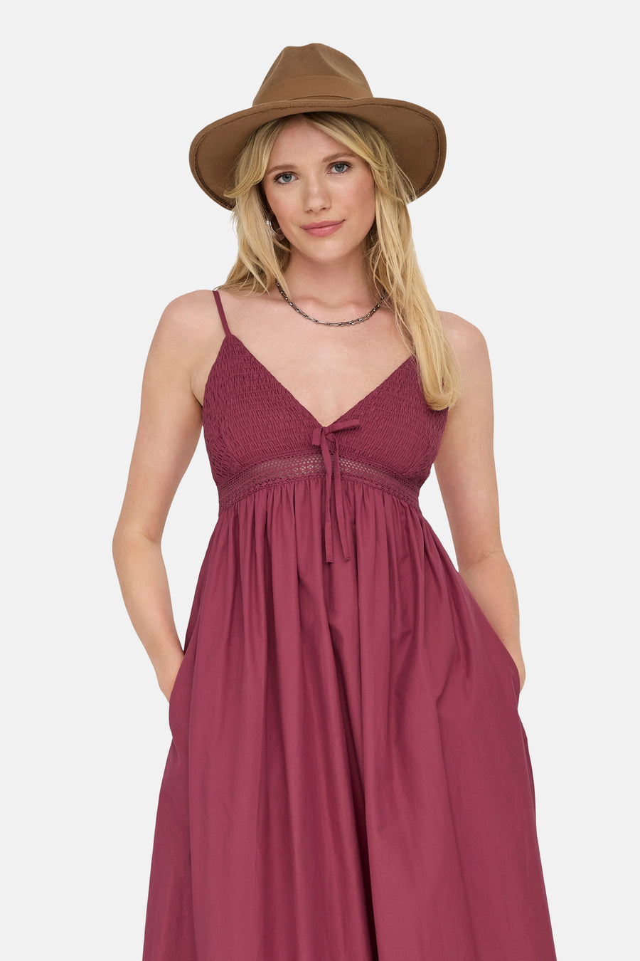 Robe longue rouge ONLY®, à bretelles fines, avec détail smocké sur le buste et poches latérales.