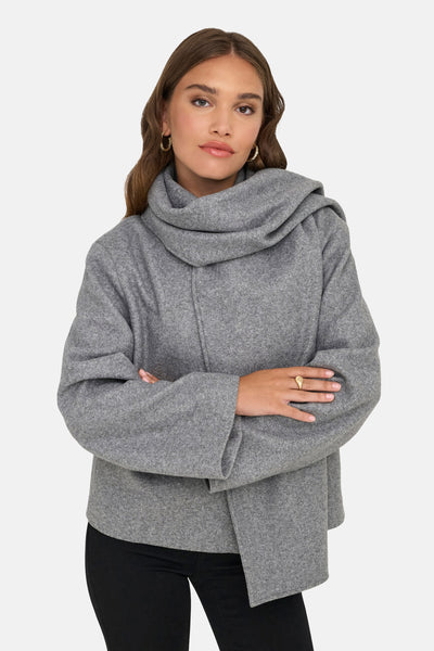 Kort grijs jasje van ONLY, met opstaande sjaalkraag en een gouden ring.
