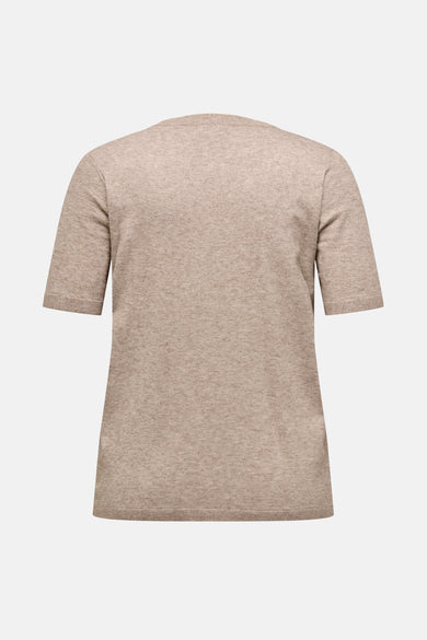 Pull col rond beige de CARMAKOMA, manches courtes et tricoté, présenté de dos.
