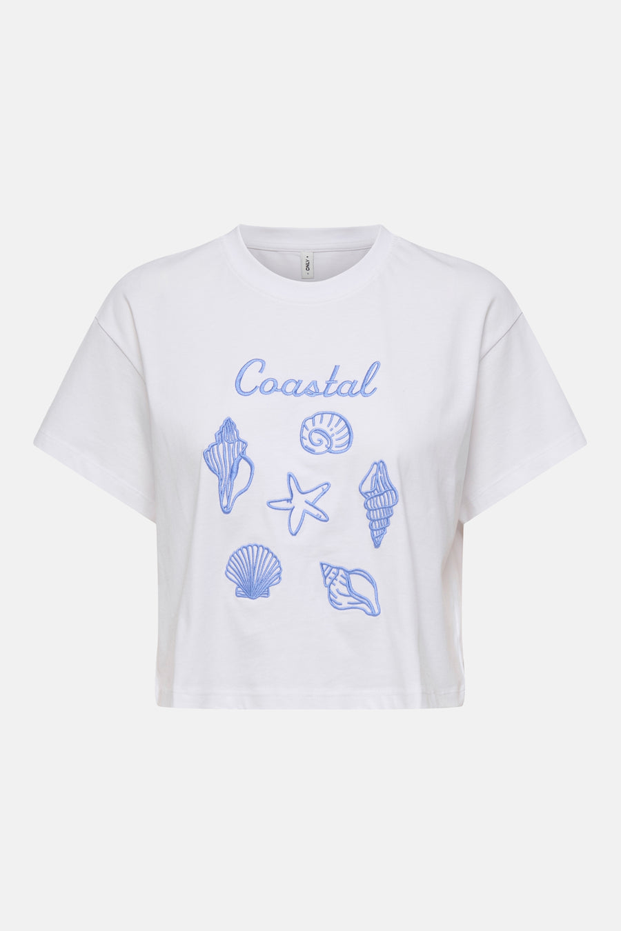 T-shirt blanc de ONLY® brodé « Coastal », coquillages et étoile de mer bleus, coupe courte.