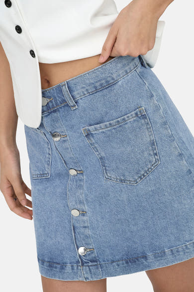 Jupe courte en jean bleu clair de la marque ONLY®, avec boutons argentés et poches frontales.