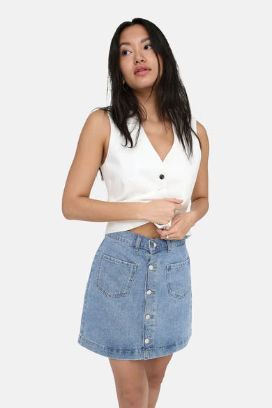 Jupe en jean bleu clair de ONLY® courte avec boutons et poches sur le devant.