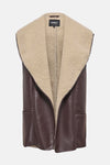 Veste sans manches marron de ONLY, avec doublure en peau lainée beige, poches plaquées.
