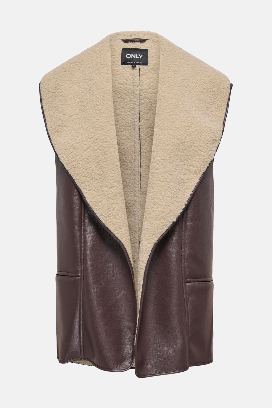 Veste sans manches marron de ONLY, avec doublure en peau lainée beige, poches plaquées.
