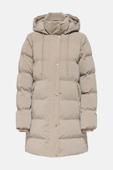 Lange beige jas van ONLY met capuchon en drukknoopsluiting op een witte achtergrond.
