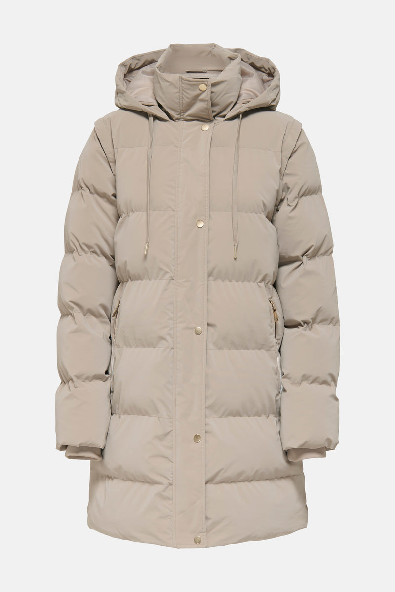 Lange beige jas van ONLY met capuchon en drukknoopsluiting op een witte achtergrond.