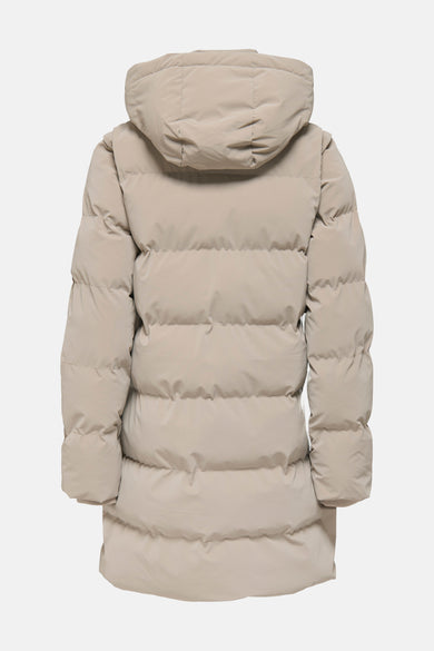 Lange beige jas van ONLY met gewatteerde capuchon van achteren gezien.