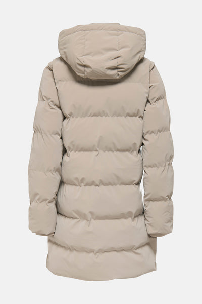 Lange beige jas van ONLY met gewatteerde capuchon van achteren gezien.