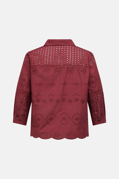 Chemisier rouge à manches longues de CARMAKOMA, avec broderie anglaise florale et dos ajouré.