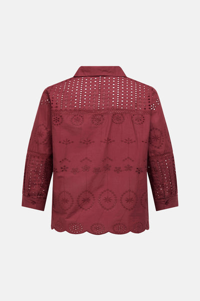 Chemisier rouge à manches longues de CARMAKOMA, avec broderie anglaise florale et dos ajouré.