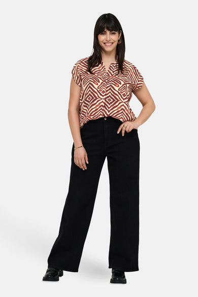 Chemisier sans manches multicolore de CARMAKOMA, à motif zèbre et porté avec un pantalon noir taille haute.