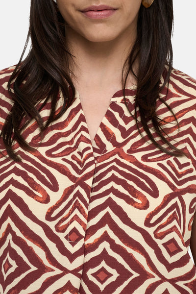 Mouwloos overhemd met patroon van CARMAKOMA, met een bruin en beige zebraprint.