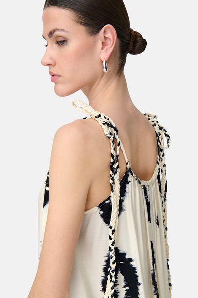 Robe longue beige de ONLY, avec motif tie-dye noir et bretelles à cordons tressés noués.