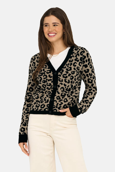Cardigan imprimé léopard de ONLY®, porté sur un t-shirt blanc et un pantalon crème