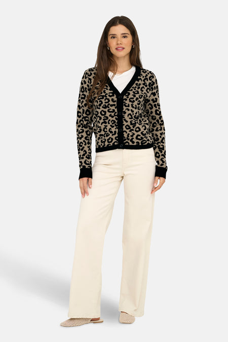 Cardigan à motifs léopard multicolore de ONLY, porté sur un t-shirt blanc avec un pantalon large écru.